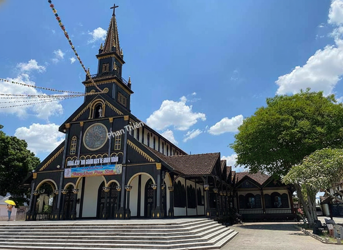 Nhà thờ gỗ Kon Tum