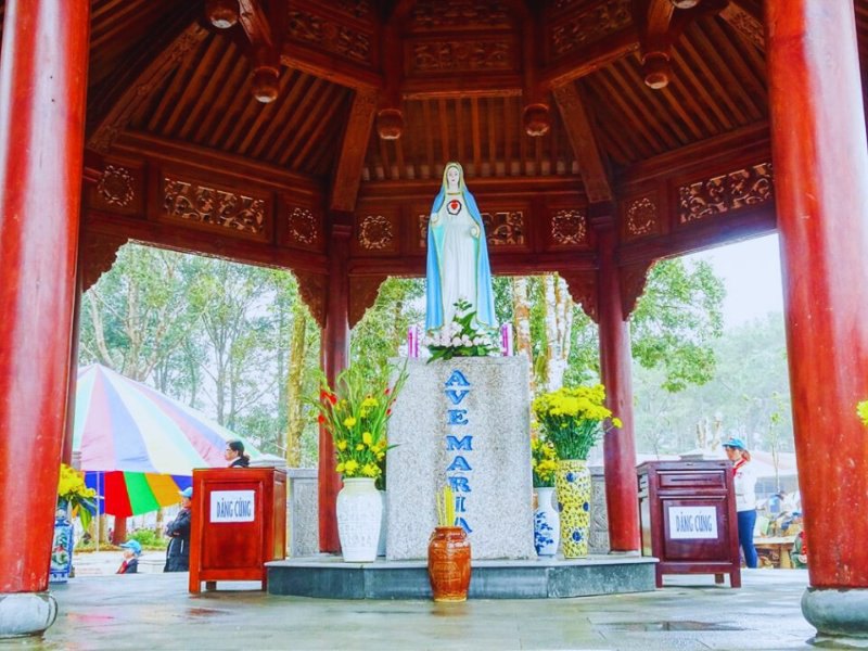 Đền Đức Mẹ Măng Đen